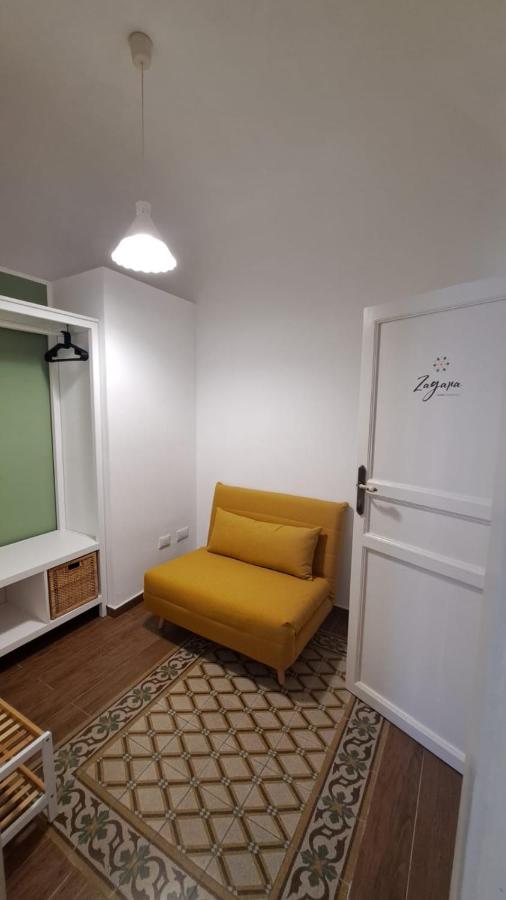 L'ingresso di Zagara con divano letto giallo